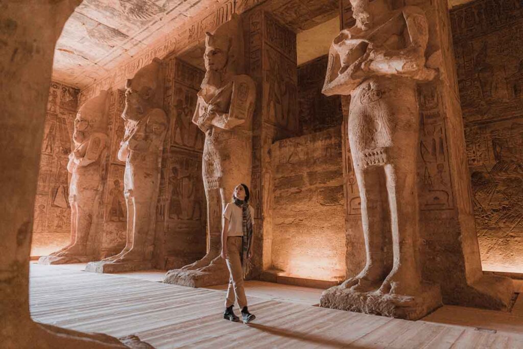 interior-abu-simbel-mujer