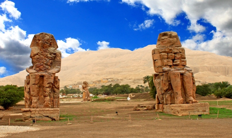 Colossi of Memnon statues in sunrise